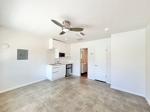 3rd image of 700 N Riverside Dr Unit 2
