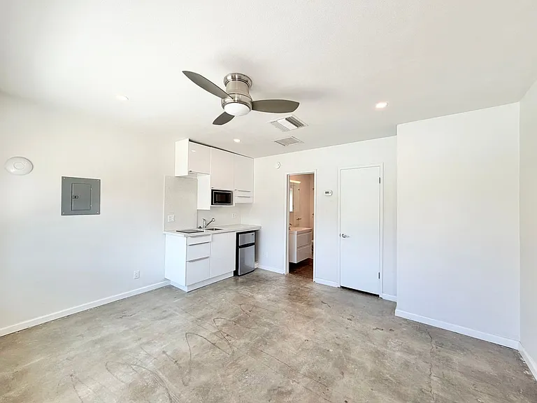 700 N Riverside Dr #2 — Photo 3