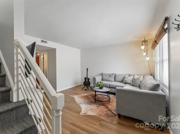 228 14th Ave SE APT B, Hickory, NC 28602