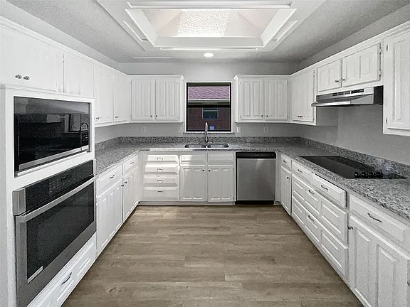 4th image of 3615 Queenswood Ln
