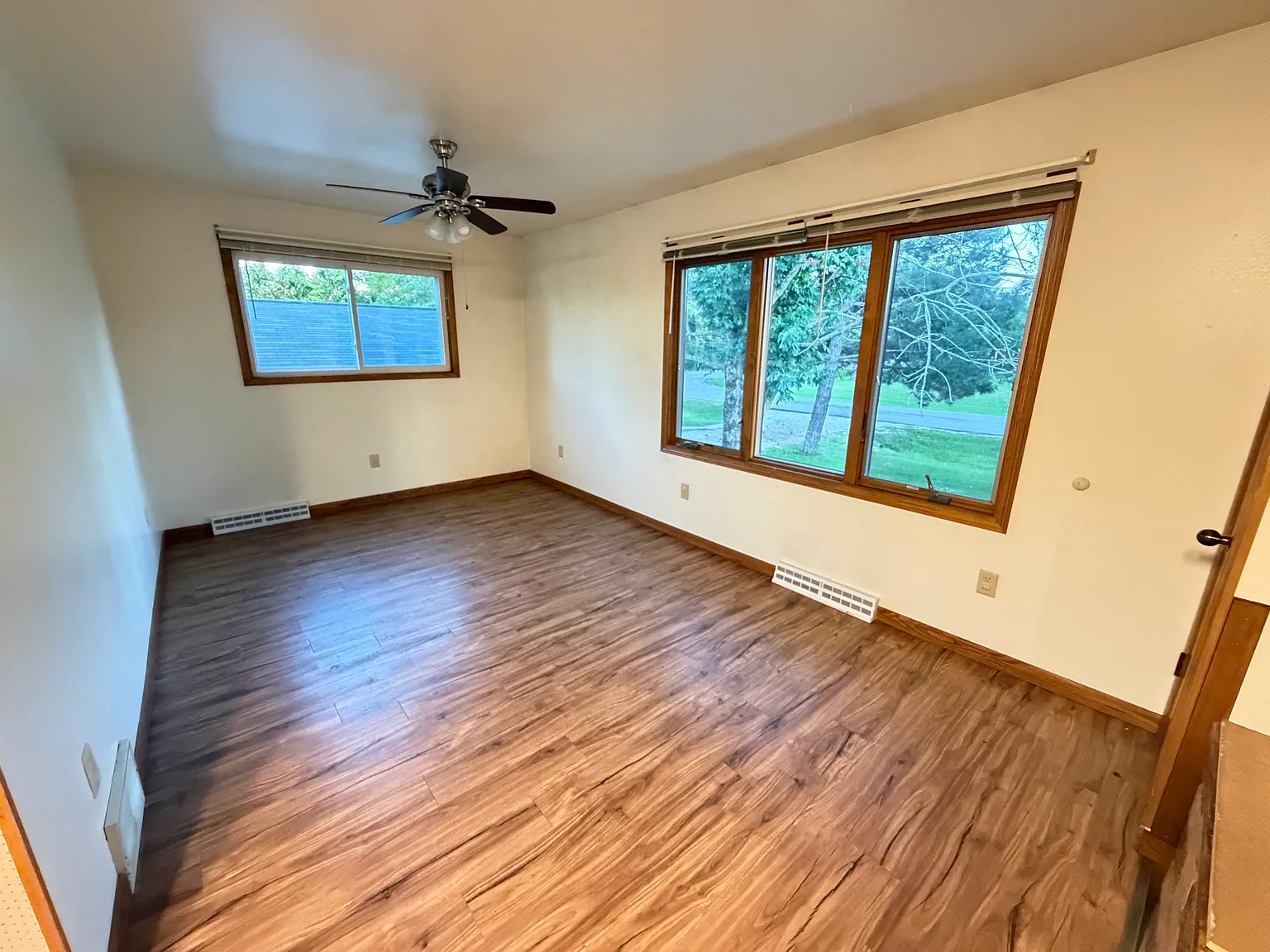 3 bed, $1,915 — Photo 1