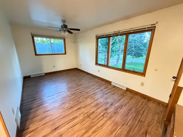 1777 Parkwood Dr #1, Oshkosh, WI 54904