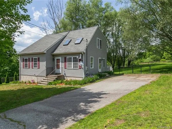 30 Fountain St, Plainfield, CT 06374