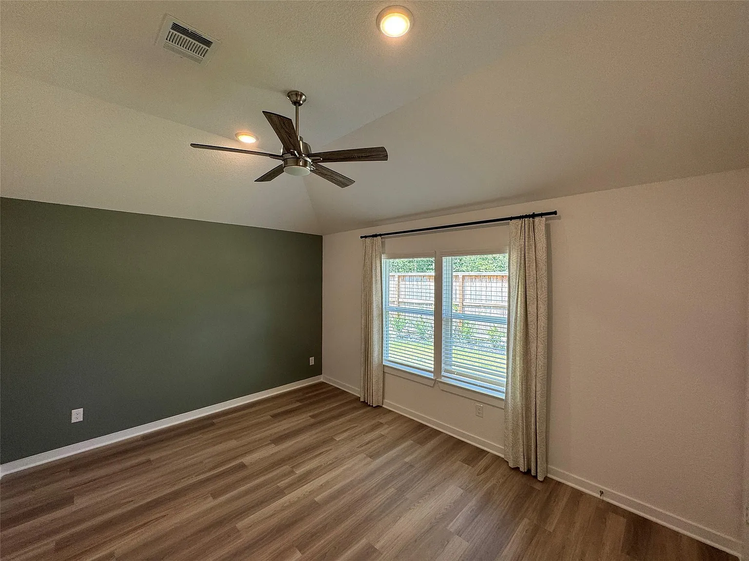 3 bed, 2.0 bath, 1566 sqft, $1,995 — Photo 3