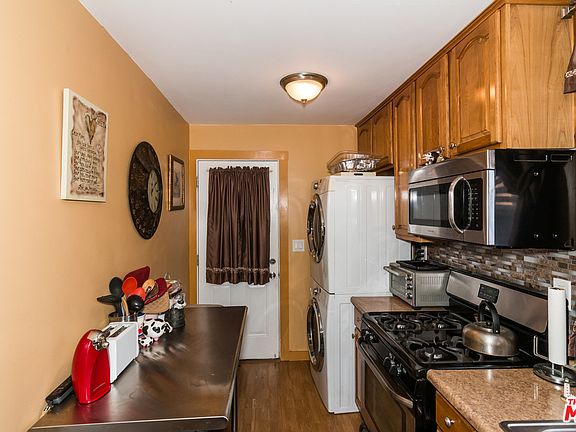 4th image of 826 Geraghty Ave