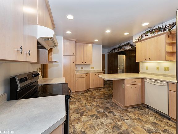 3rd image of 11860 W Rawson Ave
