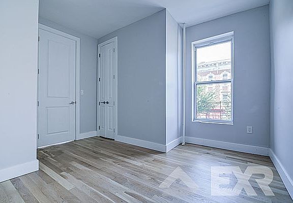 5th image of 858 Jefferson Ave #1