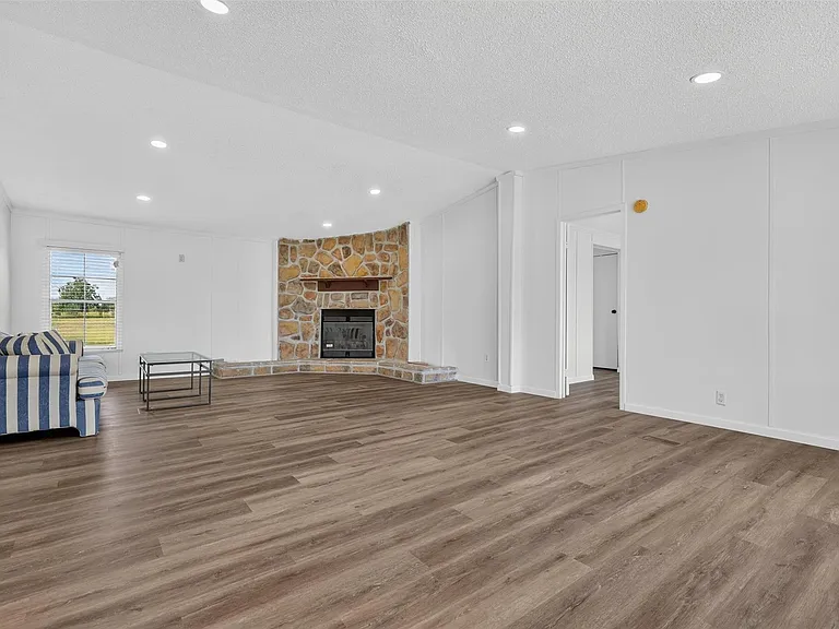 1955 Lauren Ln — Photo 33