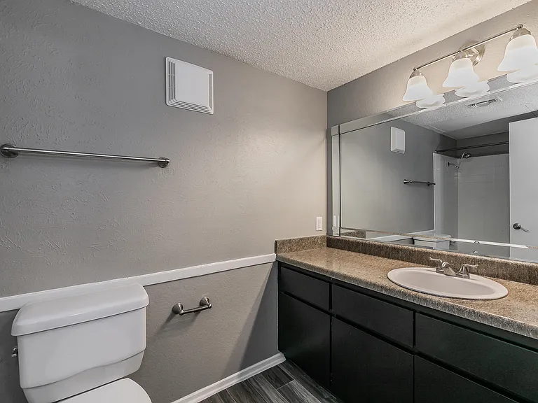Station 121 at Town Center Apartments — Photo 174