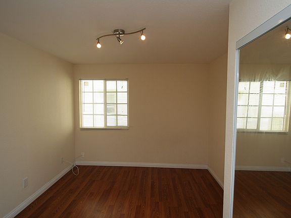 3rd image of 830 1/2 W Mission Bay Dr
