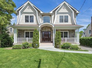 150 Luquer Rd, Port Washington, NY 11050