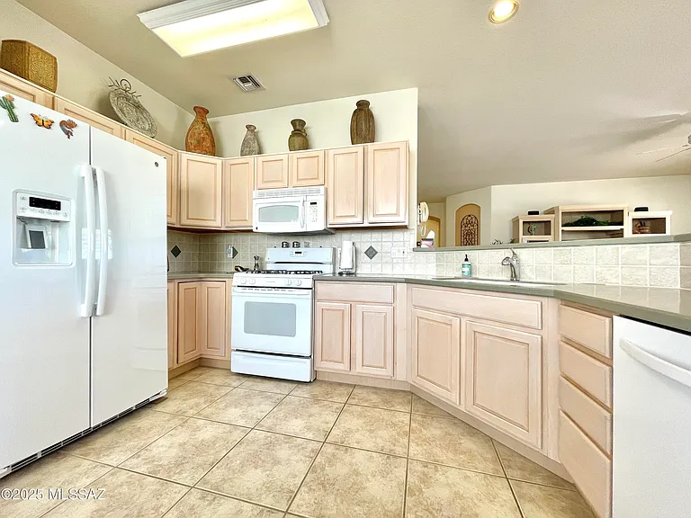 9524 N Twinkling Shadows Way — Photo 11
