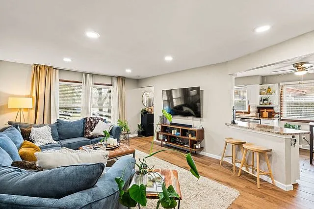 3 bed, 1.5 bath, 1200 sqft, $1,900 — Photo 2