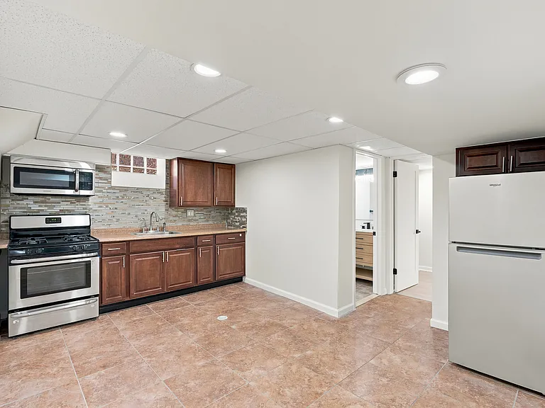 427 N Waverly St — Photo 9