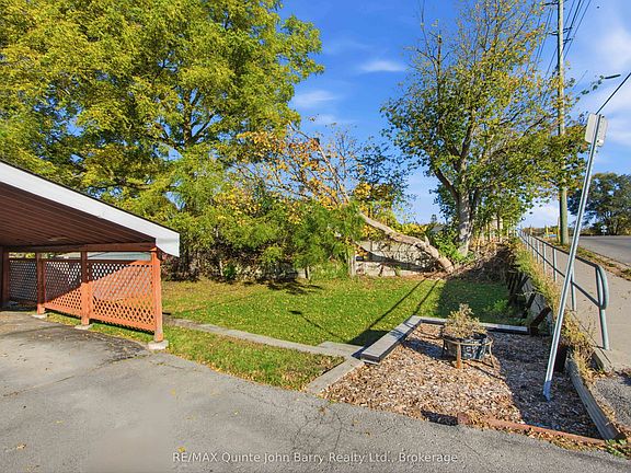 5th image of 136 Moira St E