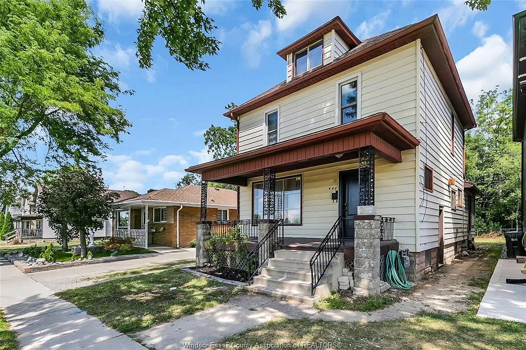 4 bed, $2,400 — Photo 2