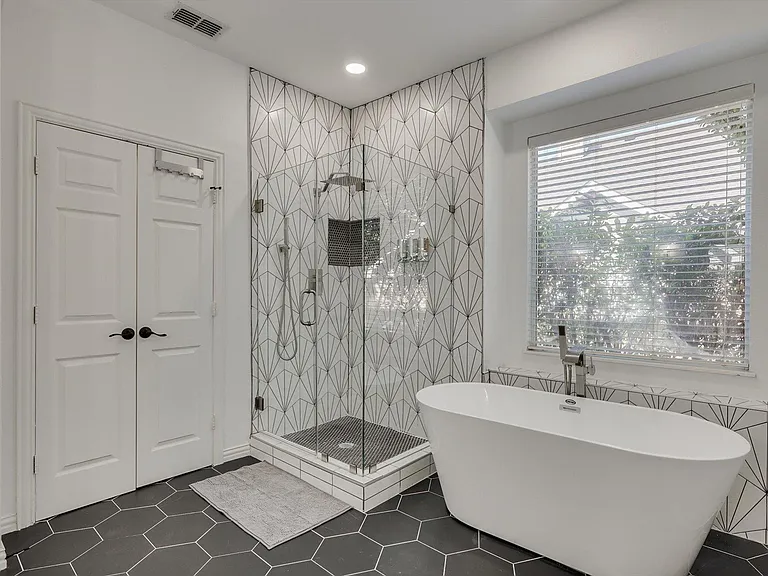 2410 Shorewood Ct — Photo 22