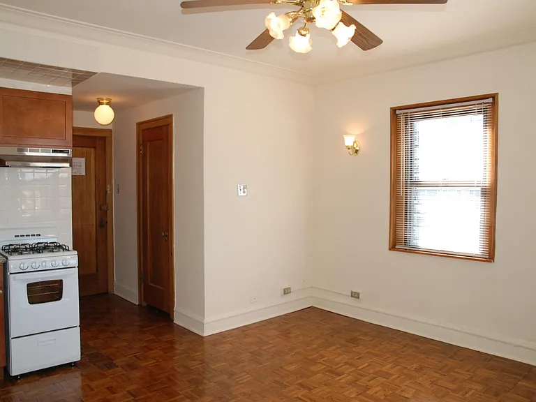 2738 N Pine Grove Ave — Photo 48