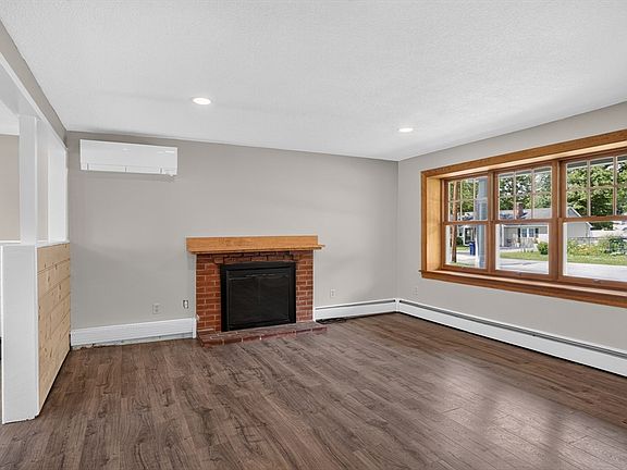 3rd image of 24 Reo Rd