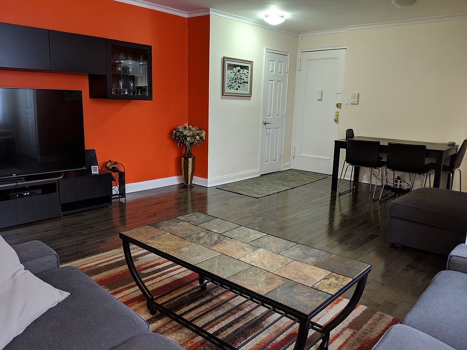 Living/Dining Rm (~21x17 ft)