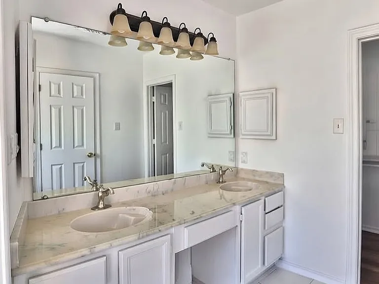 4555 Queenswood Dr — Photo 10