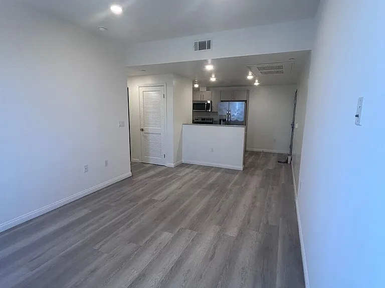 V on Victory Apartments — Photo 57