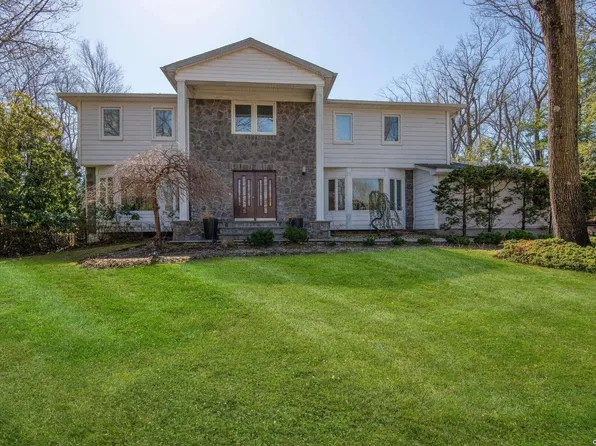 14 Stepping Stone Crescent, Dix Hills, NY 11746