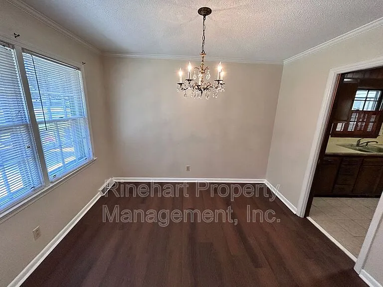 699 University Dr — Photo 6
