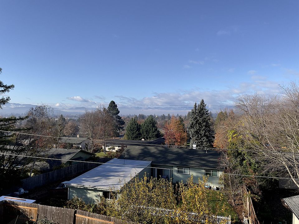2nd image of 810 NE Oregon Ave
