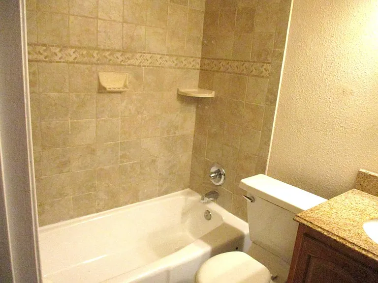 203 Yorkshire Ct — Photo 15