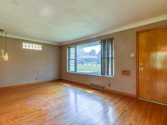 3rd image of 938 Meadow Acres Ln