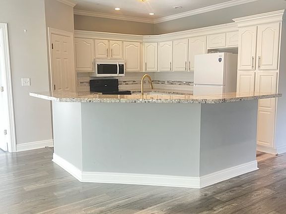 4th image of 5741 Larch St
