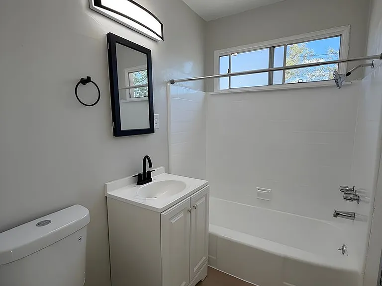 3039 W Vernon Ave — Photo 4