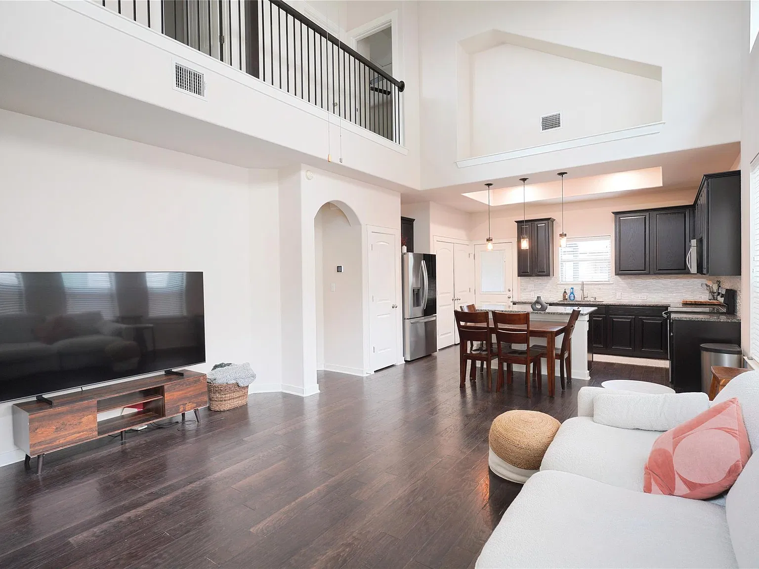 3 bed, 2.5 bath, 1901 sqft, $2,200 — Photo 3