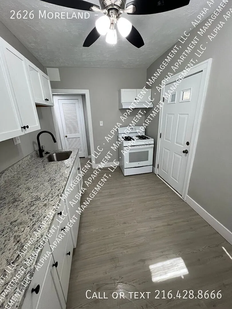 New renovated 2 bedroom apartment — Photo 3