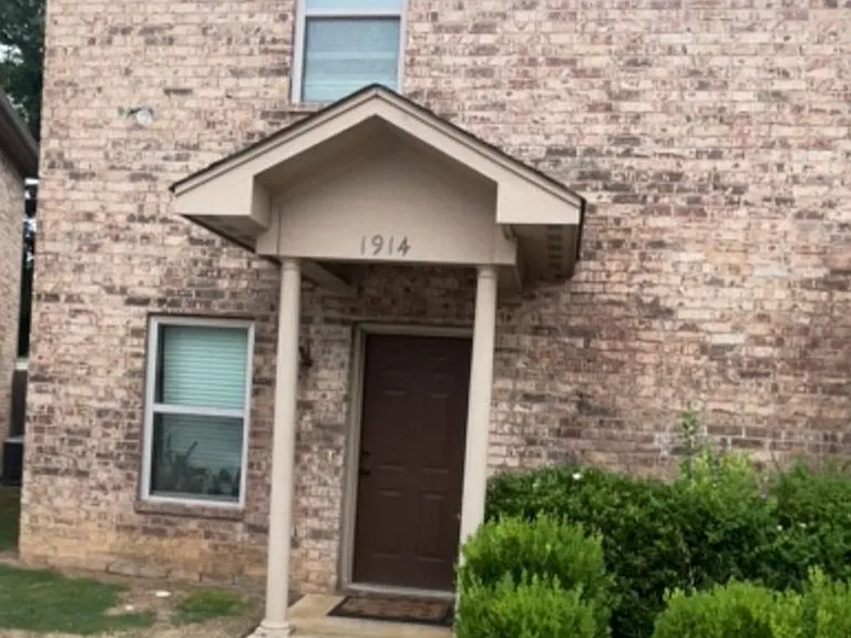 1914 Daisy Way — Photo 1