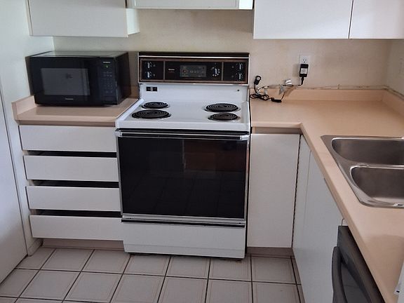 5th image of 1738 Alberni St #416