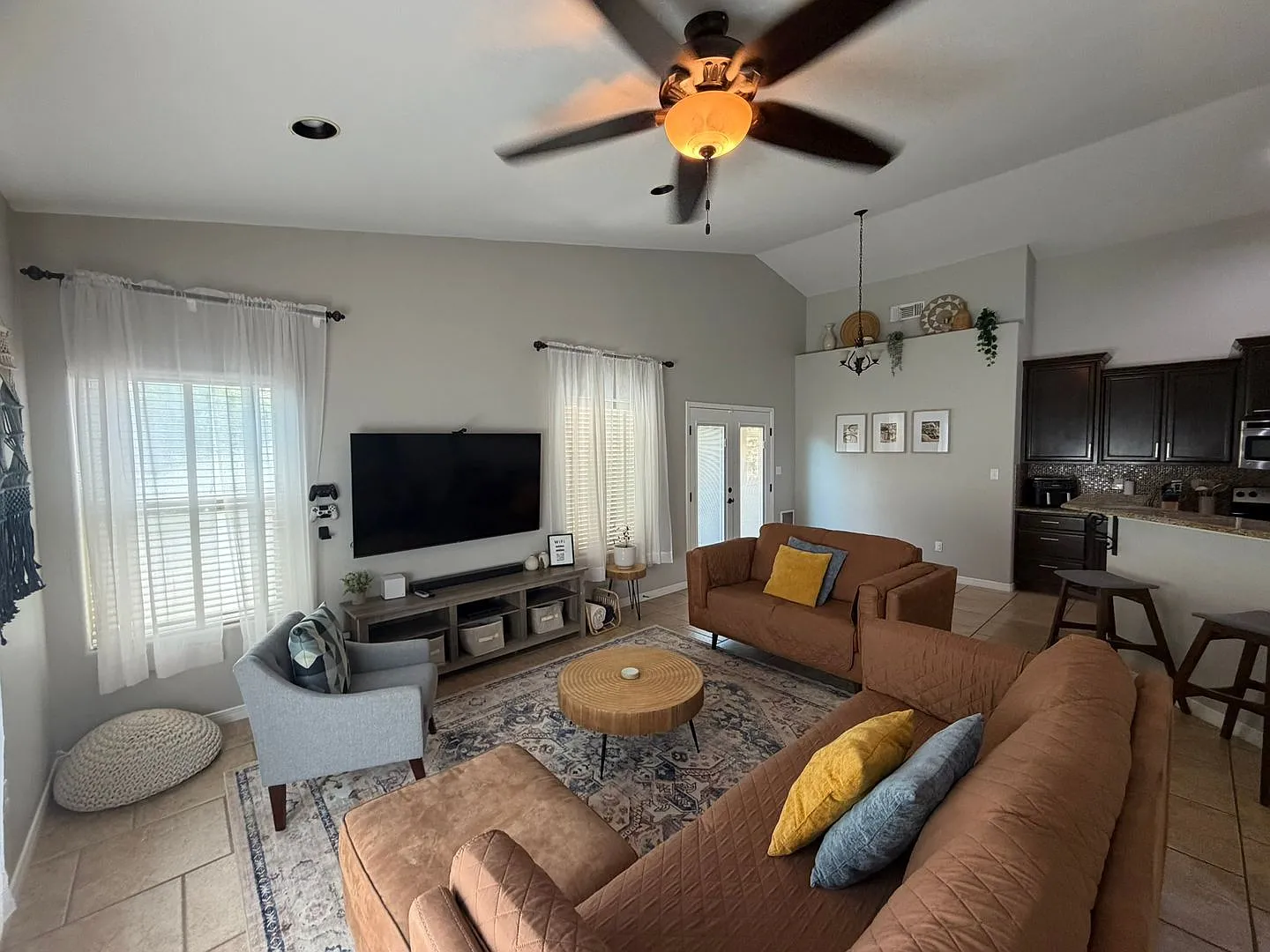 Fully Furnished All Bills Paid 3 Bedroom 2 Bath Home — Photo 3