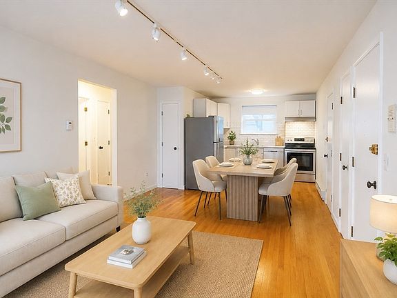 4th image of 104 Trowbridge St APT 4