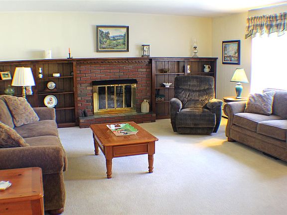 3rd image of 7 Whispering Hills Dr