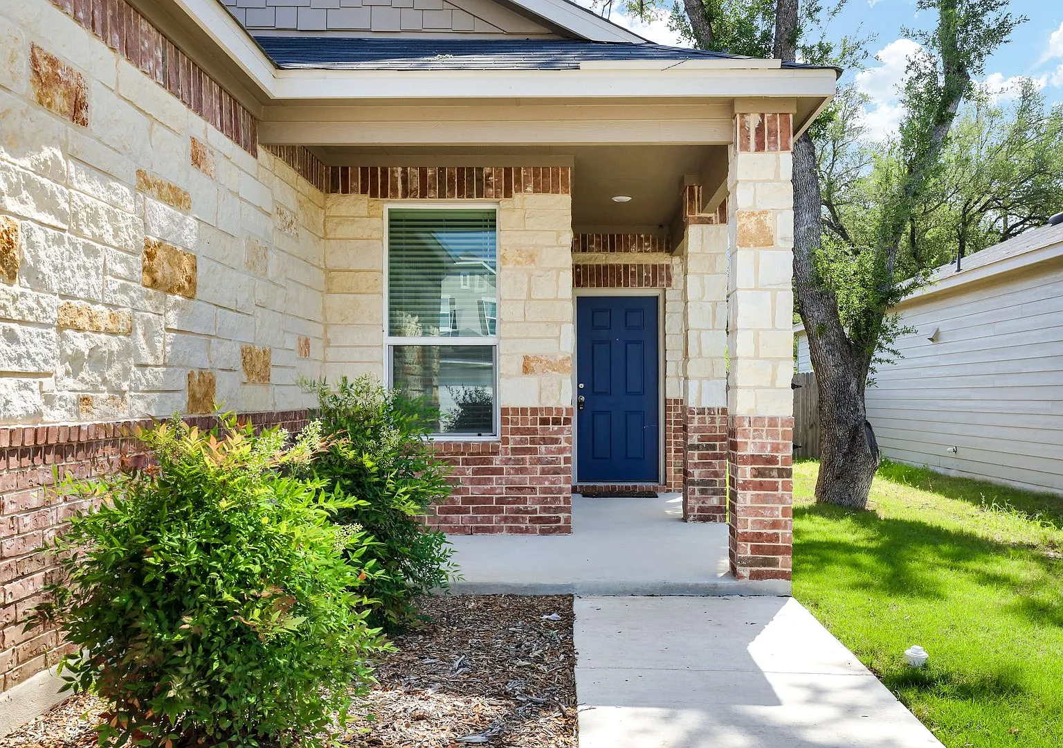 Single Story 3-Bedroom Haven with Modern Amenities — Photo 3