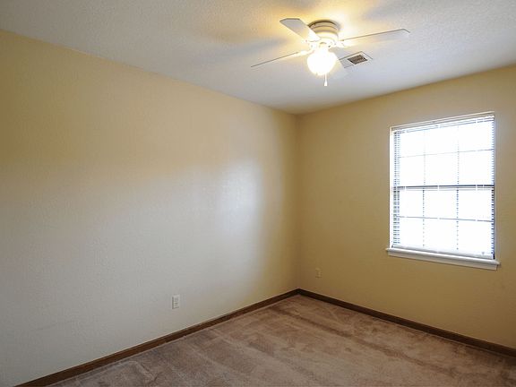 3rd image of 720 NE Barnes Dr APT A