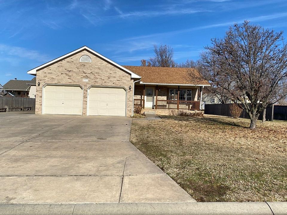 1st image of 810 Lakepoint Dr