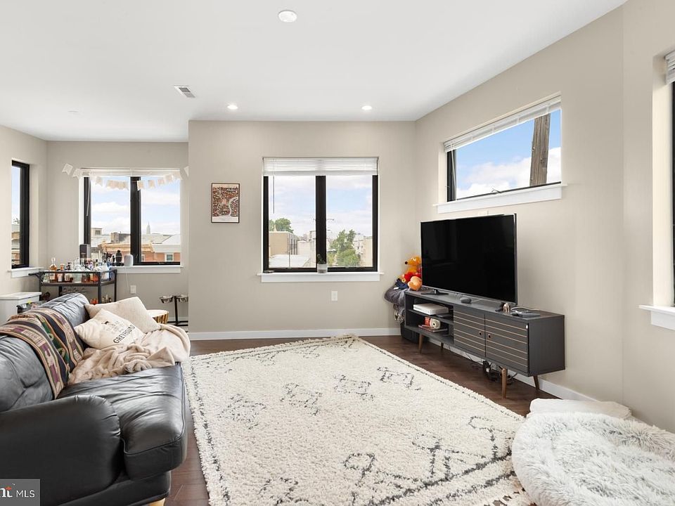 1st image of 1142 Crease St #3