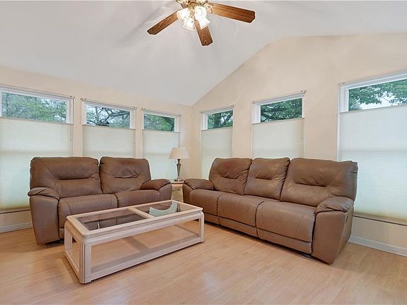 3rd image of 119 Laurel Blvd