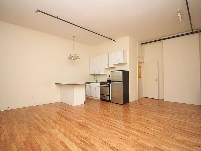 1672 Gates Ave #1A — Photo 1