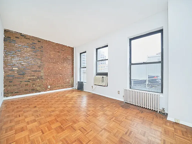 333 W 43rd St #4C — Photo 2