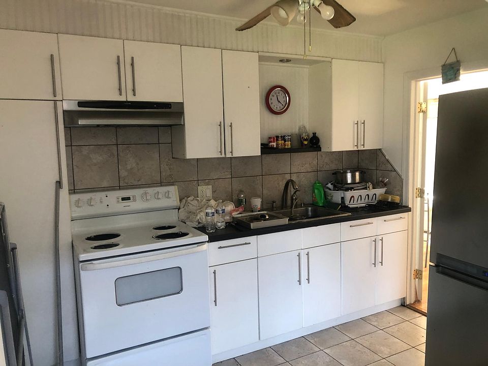 2nd image of 932 Avenue C