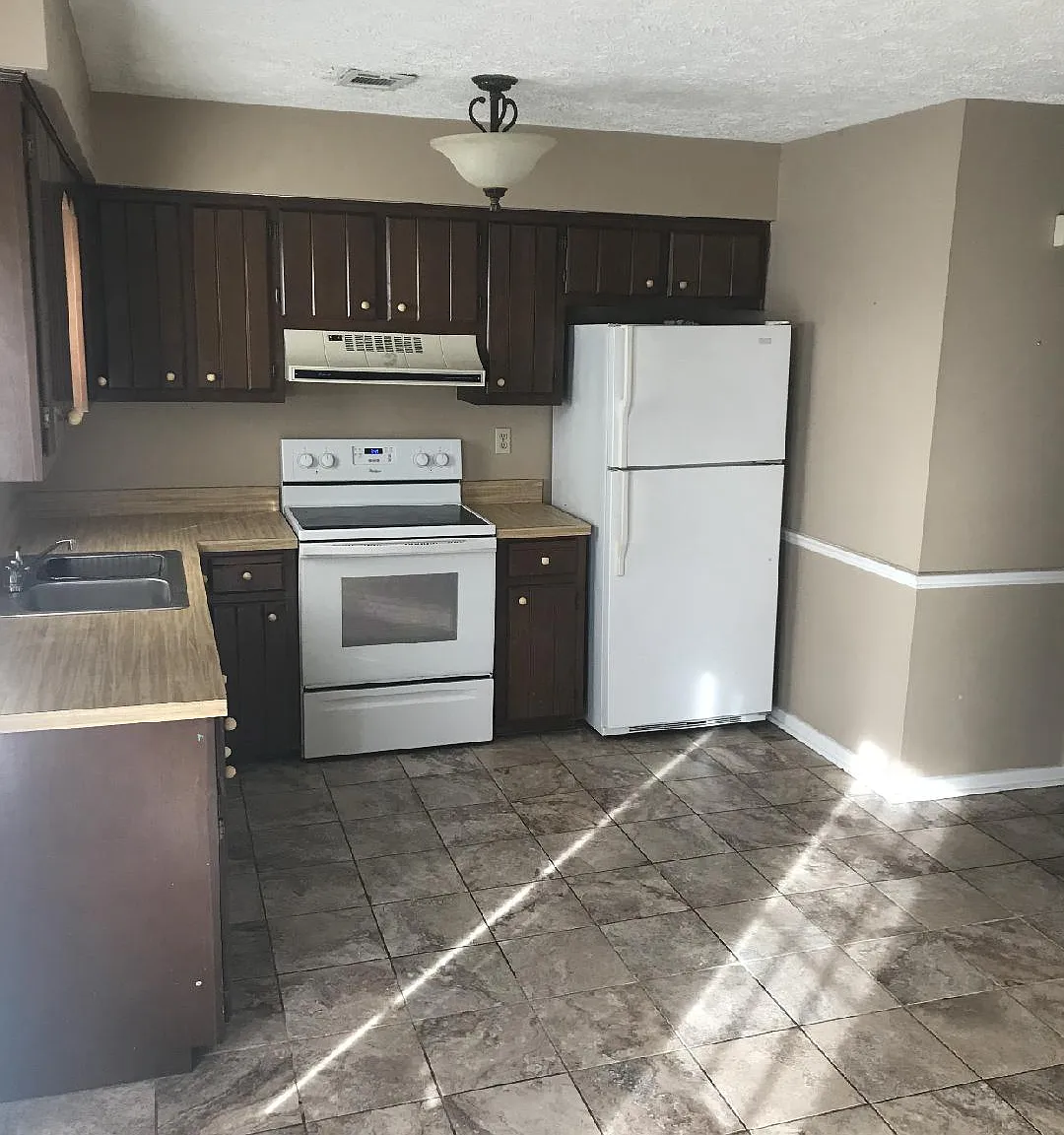 2 bed, 1.5 bath, 1100 sqft, $900 — Photo 2