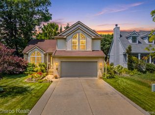 321 Forestview Dr, Waterford, MI 48327